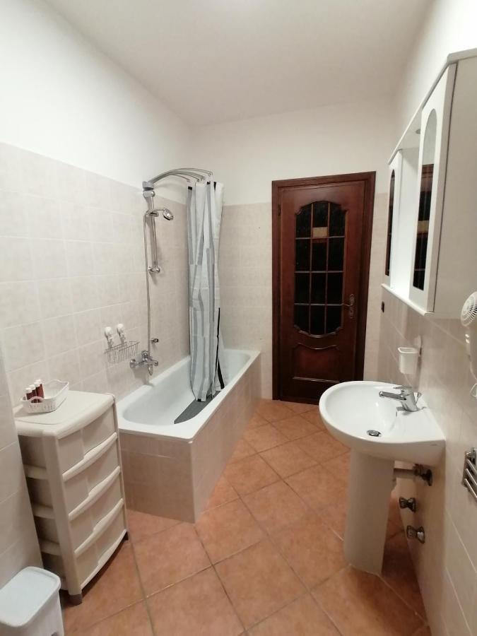 Amo' Le Langhe Bed & Breakfast Narzole Bagian luar foto