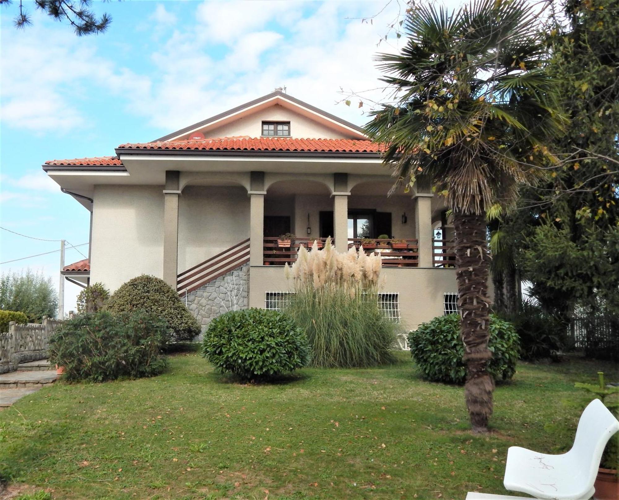 Amo' Le Langhe Bed & Breakfast Narzole Bagian luar foto